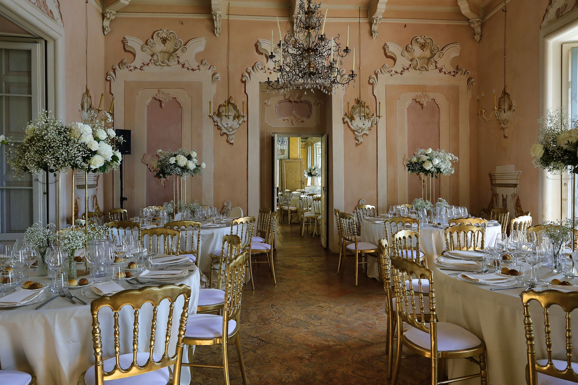Sala di ricevimento allestita per un matrimonio