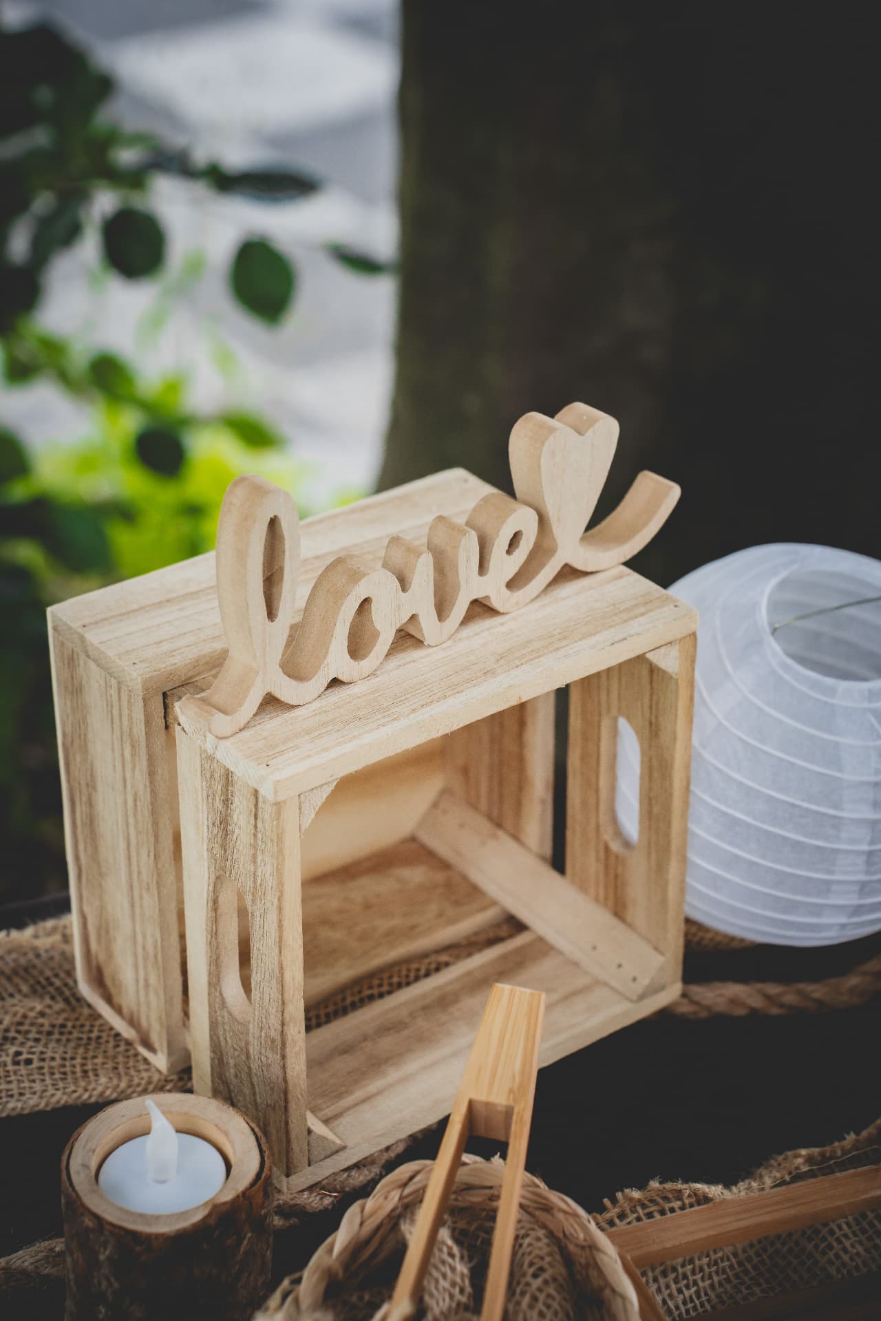 Dettaglio decorativo in legno con scritta love