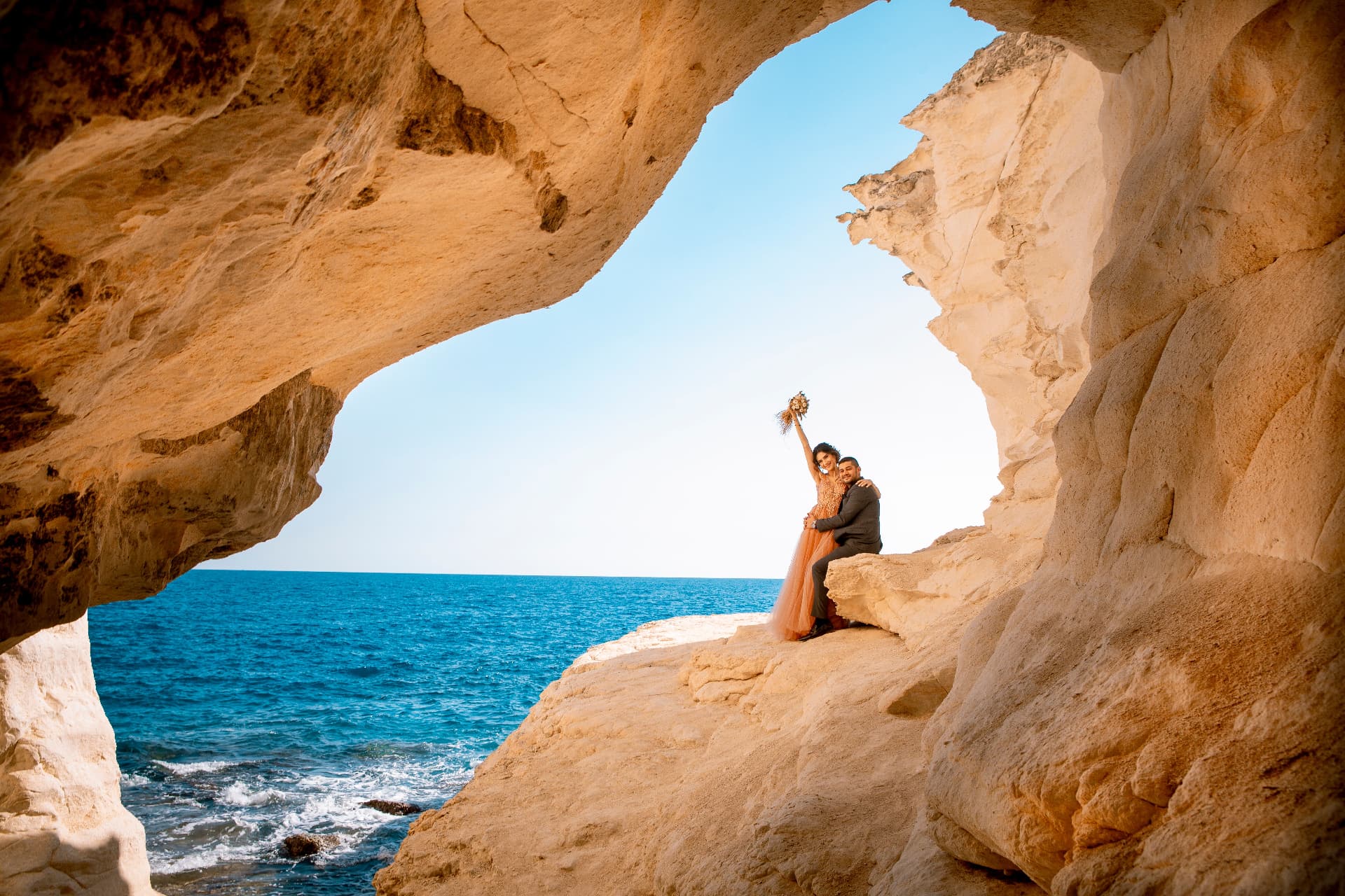 Coppia di sposi in una location sul mare