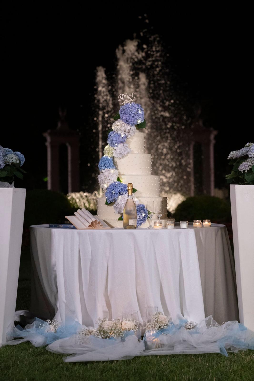 Torta nuziale decorata con ortensie azzurre e bianche