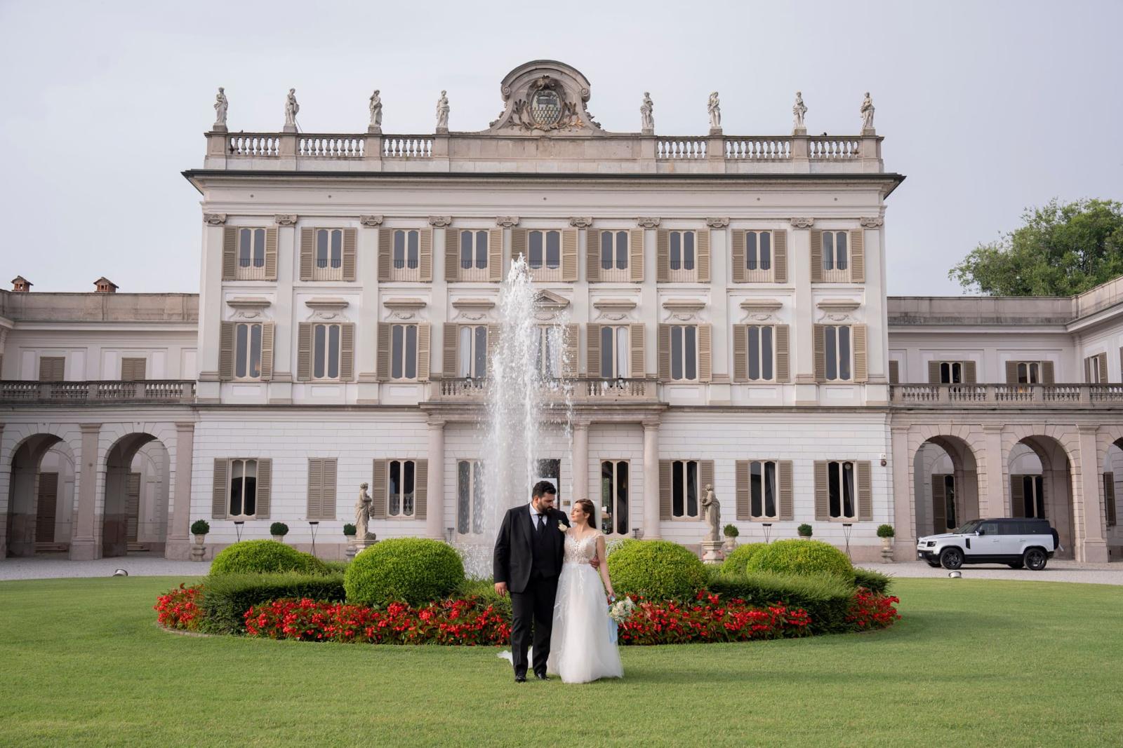 Coppia di sposi davanti a una villa storica